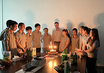  Superpack Personalavdelning höll en födelsedagsfest för anställda som hade deras födelsedag i april